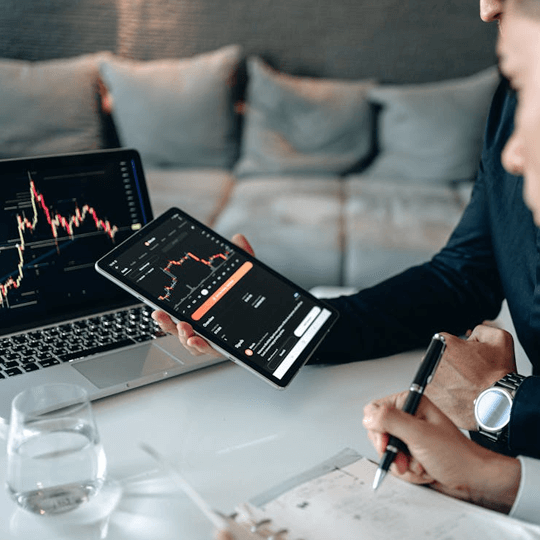 хΤrаdеGrοk 7.3 Ai analisis del rendimiento ilustracion